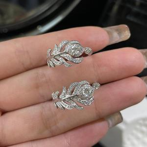 Anillo de Plata Pura S925 con Incrustaciones de Diamantes, Anillo de Lujo con Diseño de Hoja de Diamante de Alto Contenido de Carbono - Product Image 5