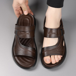 รองเท้าแตะผู้ชายแบบสวม พื้นหนานุ่ม หนังแท้ สีดำและสีน้ำตาล รุ่น 81032 รองเท้าลำลองชายหาด - Product Image 2