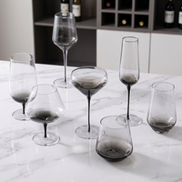 Gobelet à vin en verre rouge haut de gamme, finition dégradée fumée, design minimaliste moderne pour usage domestique, valeur esthétique élevée