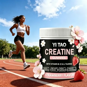 Las mujeres toman 5000 miligramos de gomitas de creatina con una cantidad de agua específica para mejorar la fuerza muscular y el rendimiento físico. - Product Image 4