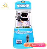 Machine à griffes à main dorée Mini pompier en peluche Machine à poupée pour centre d'amusement