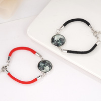 Lot de 2 Pendentifs Lumineux Soleil Lune et Bracelets Lumineux pour Couples, Charme en Corde Rouge, Bijoux d'Amitié pour Femmes, Amoureuses et Fêtes