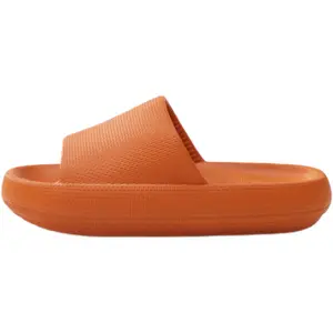 Grosir sandal rumah wanita Logo kustom modis EVA sandal rumah antiselip sandal bantal rumah
