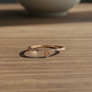 Anillo de Diseño Moderno y Elegante, Hecho a Mano, en Oro Rosa Sólido de 18K, con Exquisitos Diamantes Naturales Blancos y Marrones - Product Image 3