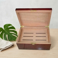 Maßgefertigter Tragbarer Zedernholz-Humidor Vitrine mit Klavierlack-Finish Glasdeckel Personalisiertes Logo Klassisches Design Röhre