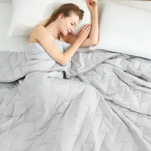 Легкий поглощает тепло тела, чтобы держать прохладное охлаждающее одеяло для горячих шпалов