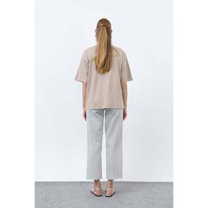 เสื้อยืดผู้หญิงลายเป็ดแบบมินิมอลสวมใส่สบาย เนื้อผ้านุ่ม น้ำหนักเบา สำหรับใส่ทุกวันโดย Soul - สีเบจ - Product Image 4