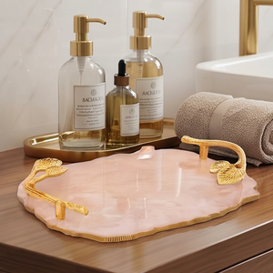 Plateau en résine de couleur pêche élégant et luxueux avec poignées en feuille d'or, idéal pour un service raffiné et une décoration intérieure contemporaine. - Product Image 1