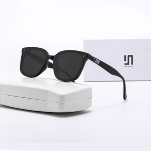 Lunettes de soleil Lisha pour femmes, monture noire en PC, verres polarisés UV400, type 3, emballage en boîte - Product Image 1