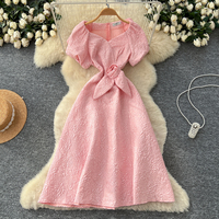 Robe décontractée élégante rose pour femme, coupe trapèze, manches courtes bouffantes, motif rose en relief, ceinture à nouer, décor floral, tenue de soirée