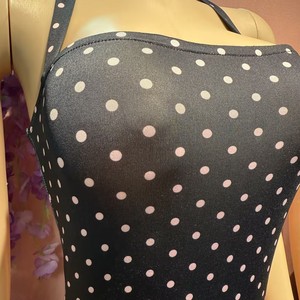 Tute intere da donna alla moda con stampa a pois, senza maniche, con scollo all'americana, allacciatura e effetto snellente - Product Image 5