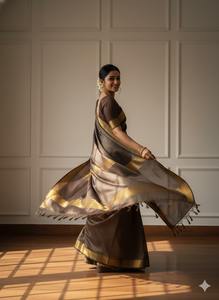 Sari de Seda Marrón Café Premium para Mujer con Elegantes Detalles en el Borde y un Exquisito Estilo Tradicional de la India - Product Image 2