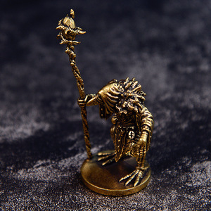 Statue Mystique de Sorcier Oiseau en Laiton, Figurine Vintage Tenant un Écusson, Décoration Mystique de Bureau, Pièce d'Art Unique à Collectionner - Product Image 4