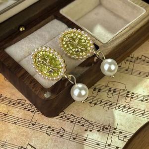 ต่างหูห้อยประดับมุกเทียมลายดอกกุหลาบสไตล์วินเทจฮ่องกง ประดับเพชรและโลหะผสม สำหรับผู้หญิง แฟชั่นทันสมัย - Product Image 3