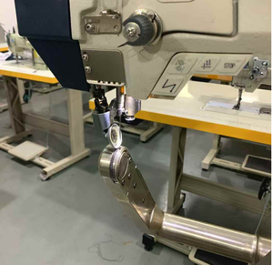 Machine à coudre industrielle automatique pour produits en cuir et sacs à chaussures, avec alimentation par rouleau rotatif à 180 degrés et moteur à chaîne à aiguilles - Product Image 2