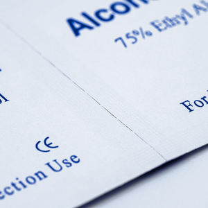 Toallitas Desinfectantes Estériles Premium <span class=keywords><strong>con</strong></span> <span class=keywords><strong>Alcohol</strong></span> Isopropílico al 70% para Cuidado Veterinario - Desinfección de Grado Médico para Animales - Product Image 2