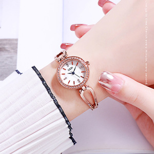 Montre de luxe pour femme sertie de diamants, montre en alliage étanche à la mode, bracelet quartz pour femme, design de vente en gros - Product Image 4