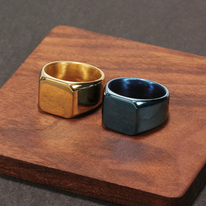 Bague en acier titane pour homme, style européen et américain, simple, lisse, carrée, pour personnalité affirmée, en acier titane lisse, pour le marché international. - Product Image 4