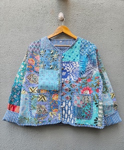 Manteau matelassé léger en coton imprimé à la main motif floral bleu, style ethnique avec boutons sur le devant pour femme – Le meilleur choix pour un look élégant - Product Image 1