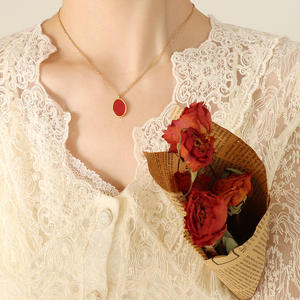 สร้อยคอจี้รูปวงรีสีแดงสไตล์คลาสสิกทันสมัยสำหรับผู้หญิงชุบทอง18K ทำจากสแตนเลสพร้อมสร้อยคออาเกต - Product Image 6
