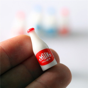 Bouteilles de lait miniatures en résine moulée, réalistes, pour maison de poupée, accessoires A1-10-65, accessoires <span class=keywords><strong>photo</strong></span> pour poupées, maison de poupée DIY, vente en gros - Product Image 3