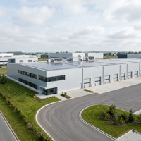 Entrepôt frigorifique à grande portée en structure métallique pour centre logistique de la chaîne du froid – Conception sur mesure
