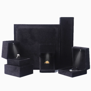 Boîte à bagues de voyage de luxe écologique et recyclable, en plastique, avec fermeture éclair en velours, lumière LED, emballage carré personnalisé, vente en gros - Product Image 5