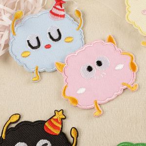 Autocollants décoratifs mignons et colorés en forme de biscuits pour chapeaux et vêtements - Product Image 3