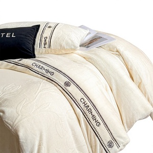 Parure de lit quatre pièces moderne et minimaliste en velours laiteux ajouré, couleur unie, sensation de luxe, nouvelle collection hiver 2025 (drap, <span class=keywords><strong>housse</strong></span> de couette, drap-<span class=keywords><strong>housse</strong></span>) - Product Image 1