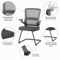 Chaise d'invité à accoudoirs relevables en maille bi-zones, base cantilever à patins thermolaquée, empilable, pour formation, réception et conférence