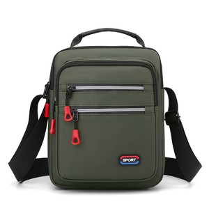 Sac messager sport OEM, petit sac bandoulière en Oxford imperméable avec fermeture éclair, poignées rouges et poches avant pour usage quotidien - Product Image 3