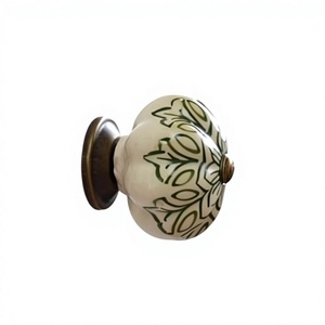 Bouton de meuble rond en céramique traditionnel avec base en laiton et motif floral pour poignée de meuble - Product Image 1
