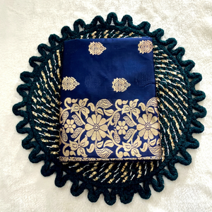 Sari en soie bleue avec broderie florale dorée et bordure pour femmes, idéal pour les mariages et les fêtes, séchage rapide, léger, au meilleur prix - Product Image 1