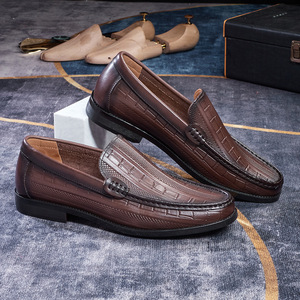 Zapatos Casuales de Negocios 2026 - Zapatos de Cuero Repujado para Hombre - Zapatos de Cuero Hechos a Mano, Elegantes y Retro de Alta Calidad - Product Image 1