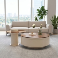 Table basse ronde vintage style crème, idéale pour les petits salons, avec une esthétique luxueuse et discrète d'inspiration française.