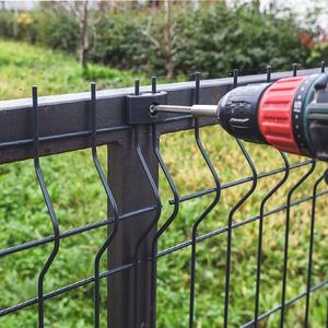 Clôture de jardin extérieure en métal revêtu de PVC, professionnelle, fabriquée en usine, avec panneaux en forme de V, en forme de triangle, clôture en treillis métallique incurvé 3D sur mesure - Product Image 5