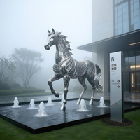 Sculpture de cheval moderne ajourée en acier inoxydable, statue animale en métal soudé à la tige creuse pour extérieur public