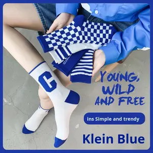 Calcetines deportivos de media pantorrilla de algodón puro azul <span class=keywords><strong>Klein</strong></span> para mujeres y hombres Diseño de rejilla de tablero de ajedrez de moda para las estaciones de primavera y otoño - Product Image 5