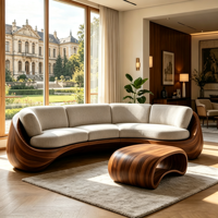 Canapé à cadre en fibre de verre recouvert de grain de bois, avec contour ondulé intégré, en lin doux et neutre, pour grand espace intérieur de villa de luxe