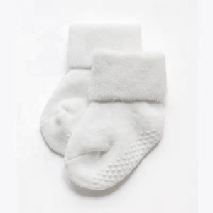 Chaussettes en coton éponge épais de couleur unie pour nouveau-nés, bébés et tout-petits, antidérapantes, respirantes et biologiques pour l'été – Vente en gros - Product Image 2