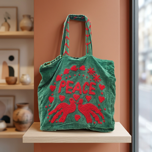กระเป๋าโท้ทกำมะหยี่สีเขียวสั่งทำขายส่ง พร้อมลายปักตัวอักษร PEACE สีแดง รูปหัวนกพิราบ หัวใจ และลายดอกไม้สุดเก๋ - Product Image 1