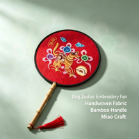 Éventail rond brodé à la main Miao, motif chinois du chien du zodiaque, éventail à manche en bambou, cadeau artisanal ethnique
