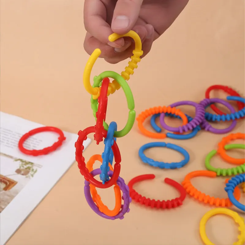 थोक जोड़ने शैक्षिक खिलौने प्लास्टिक कनेक्ट खिलौना लिंक मिनी बच्चे प्लास्टिक पॉप ट्यूब संवेदी खिलौना लटका अंगूठी