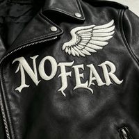 Veste en cuir vintage personnalisée pour motard avec lettrage et broderie d'ailes, poches zippées fonctionnelles, veste en cuir noire pour homme
