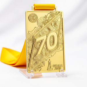 Médaille d'ultra-marathon plaquée or poli miroir avec gravure <span class=keywords><strong>de</strong></span> <span class=keywords><strong>carte</strong></span> rectangulaire découpée au laser et détails en <span class=keywords><strong>relief</strong></span> <span class=keywords><strong>de</strong></span> qualité supérieure - Product Image 1