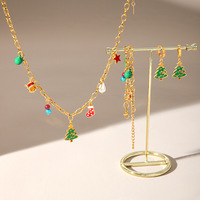 Parure de bijoux tendance et festive en acier inoxydable plaqué or 18 carats avec breloques émaillées, collier, bracelet et boucles d'oreilles créoles pour les fêtes