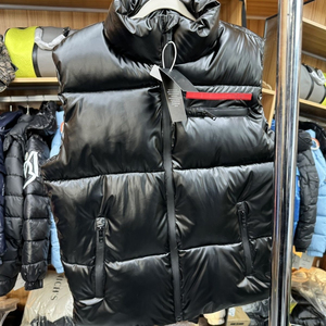 Designer Men and women Luxury Hooded Jacket Winter Parkas Coat with Waterproof Windbreaker Vests Outerwear to Keep Warm