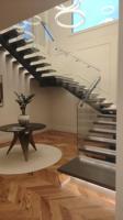 Escalier en acier sur mesure Prima avec poutre centrale en forme de boîte pour les intérieurs de bâtiments modernes