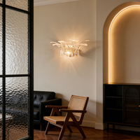 Applique murale de luxe en verre soufflé transparent en forme de fleur avec accent doré pour salon, chambre et hôtel