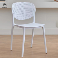 Chaise de salle à manger en plastique empilable multicolore, durable et imperméable pour usage extérieur (vente en gros)